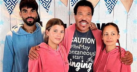 does lionel richie have a biological child|Lionel Richies Children: His Kids Ages, Mothers,。